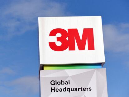 El logo de 3M en la sede de la compañía en Maplewood, Minnesota.