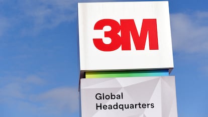 El logo de 3M en la sede de la compañía en Maplewood, Minnesota.