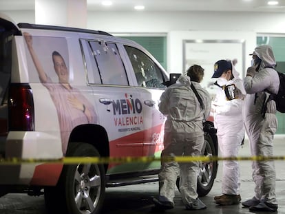 Peritos forenses revisan la camioneta del candidato priísta a la presidencia municipal de Morelia, Guillermo Valencia, atacada por grupos armados el 8 de mayo de 2021.
