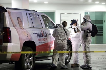 Peritos forenses recaban información de la camioneta atacada del candidato a la presidencia municipal de Morelia (Michoacán)
