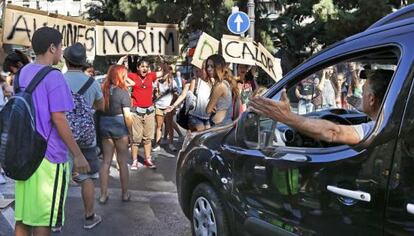 Alumnos y alumnas del Instituto Sant VIcent Ferrer cortan el tr&aacute;fico en la avenida Antic Regne de Valencia.