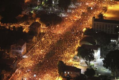Decenas de miles de manifestantes marchan por el centro de Tel Aviv.