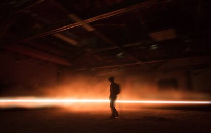 Un visitante dentro de la instalación 'Carne y arena'.