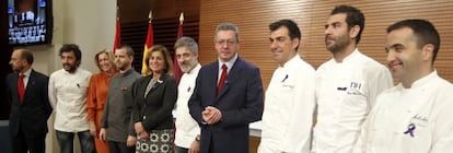 El alcalde de Madrid, Alberto Ruiz Gallardón, junto a los cocineros que donarán la cena de Nochebuena a los centros de atención a víctimas de violencia de género