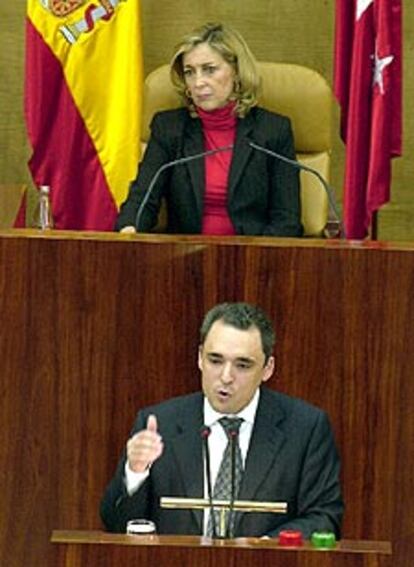 El portavoz del PSOE, Rafael Simancas, en su intervención ante la Asamblea. Al fondo, Concepción Dancausa.