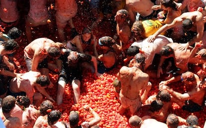 Reparto de tomate en plena fiesta, en una imagen de 2013.  