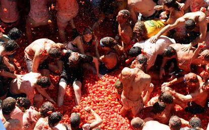 Tomatoes get handed out at the 2013 Tomatina fiesta in Buñol.