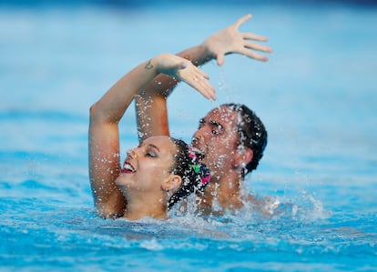 Los españoles Emma García y Dennis González durante la competición de dúo mixto.