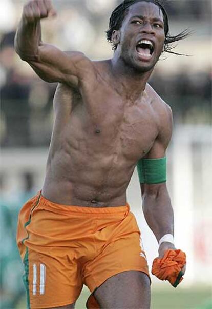 Drogba celebra un gol con su selección.