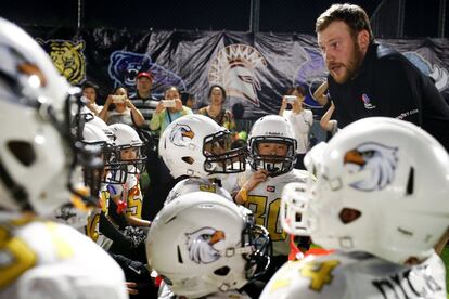 El entrenador de los Eagles, Ivan Vitkovskyi, da instrucciones a su equipo antes de comenzar el partido de la Future League American Football.