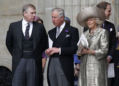 El príncipe Andrés, duque de York, charla con el príncipe Carlos y la duquesa de Cornwall a las puertas de la catedral de San Pablo.