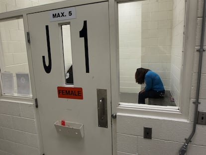 Una inmigrante indocumentada espera a ser deportada en un centro de detención de migrantes en Phoenix, Arizona, en 2010.