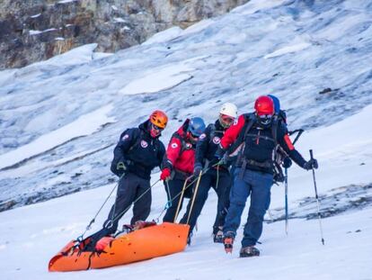 Miembros del equipo de rescate transportan un cuerpo hallado en el cerro Rincón de los Andes, el 15 de mayo.