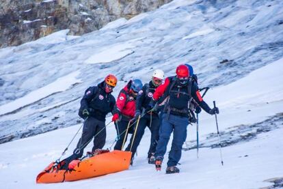 Miembros del equipo de rescate transportan un cuerpo hallado en el cerro Rincón de los Andes, el 15 de mayo.