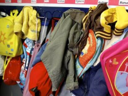 Mochilas y chubasqueros en la escuela infantil Las Nubes.