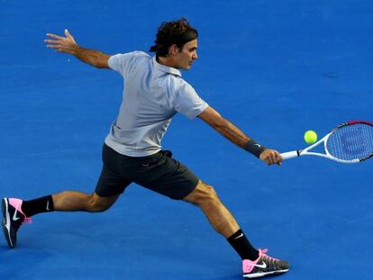 Federer devuelve una bola ante Davydenko.