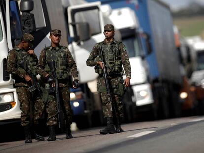 Militares escoltam comboio de caminhões em Luziânia (GO).