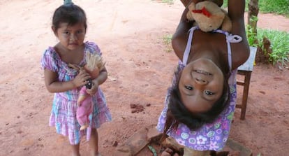 Ni&ntilde;as de la comunidad ava guaran&iacute; de Santa Isabel Yasy, Paraguay 