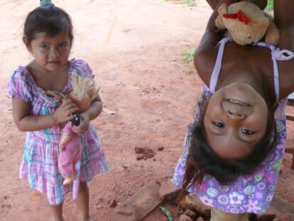 Ni&ntilde;as de la comunidad ava guaran&iacute; de Santa Isabel Yasy, Paraguay 