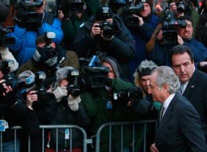 Bernard Madoff a su llegada a la sede del tribunal federal de Nueva York. Tribunal que le ha condenado a 150 años de cárcel.