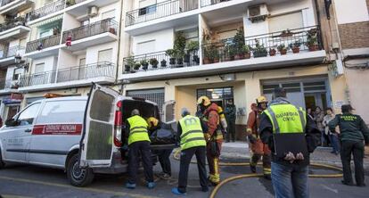 Miembros del retén fúnebre, bomberos y Guardia Civil.