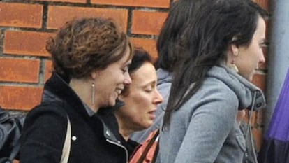 Inés del Río (centro) abandona la cárcel en octubre de 2013 tras la aplicación de la 'doctrina Parot'.