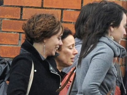 Inés del Río (centro) abandona la cárcel en octubre de 2013 tras la aplicación de la 'doctrina Parot'.