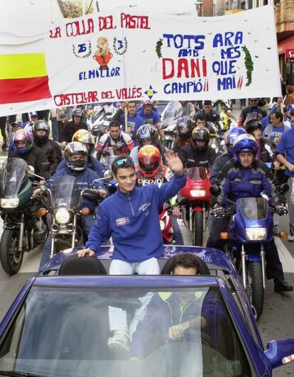 Dani Pedrosa, campen mundial de motociclismo en la categora de 125 c.c., saluda a los vecinos de Castellar del Valls (Barcelona) que le rindieron un homenaje por la consecucin del ttulo, el 30 de noviembre de 2003.