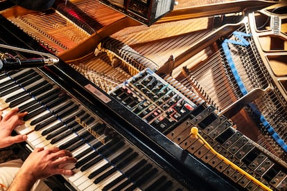 Ensaya con el piano Blüthner de Beth Galí antes de su concierto.