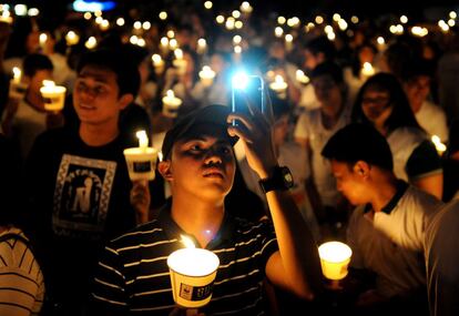 Los filipinos sostienen velas con motivo de la sexta hora global de la Tierra en Makati, el distrito financiero de Manila.