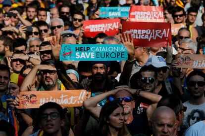 Manifestantes do lado de fora do Parlamento da Catalunha nesta sexta.