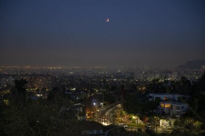 Imagen panorámica de Santiago de Chile durante el eclipse lunar. La última vez que ocurrió un fenómeno igual al que se observó esta madrugada fue hace más de 400 años.