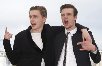 Los actores rusos Petr Skvortsov y Alexandr Gorchilin posan durante el pase gráfico de 'Uchenik' en la 69 edición del Festival Internacional de Cine de Cannes.