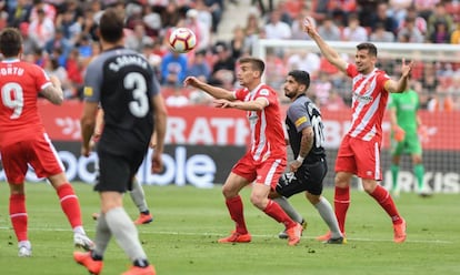 Pere Pons controla el balón ante la mirada de Banega.