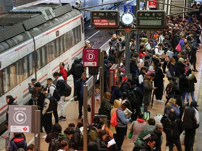 Varias personas esperan la llegada de su tren de Cercanías en Atocha, durante la huelga de los trabajadores de Renfe y Adif del pasado mes de febrero.