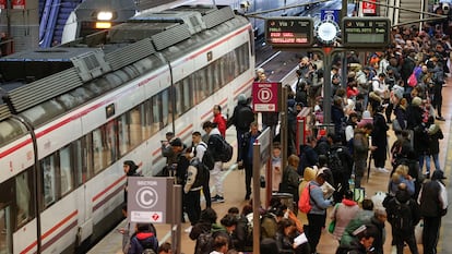 Usuarios de Cercanías este viernes en la estación de Atocha.  