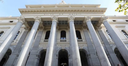 Fachada del edificio de la Bolsa de Madrid en la plaza de la Lealtad.