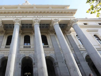 Fachada del edificio de la Bolsa de Madrid en la plaza de la Lealtad.