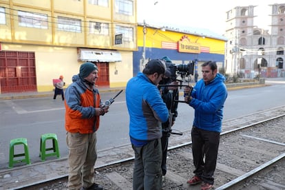 Henry Vallejo (izquierda), con sus hermanos durante el rodaje. 