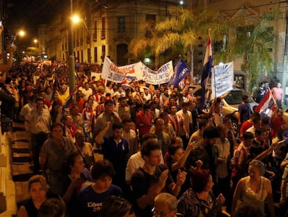 Manifestantes protestam contra o presidente e o Congresso do Paraguai.