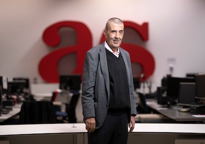 El periodista deportivo Manuel Esteban Fernández durante su despedida de la redacción del diario 'As' en septiembre de 2021.
