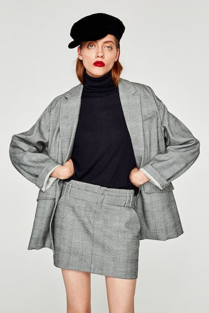 Zara defiende el traje de minifalda con este conjunto. El estilismo se completa con otras dos tendencias: visera militar al más puro estilo Dior y jersey de cuello alto bajo la chaqueta. Blazer (c.p.v.), falda (22,95 euros).