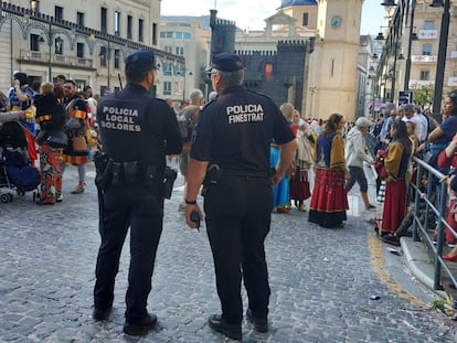 Policías locales de varias localidades en la fiesta de Moros y Cristianos de Alcoi, en 2019.