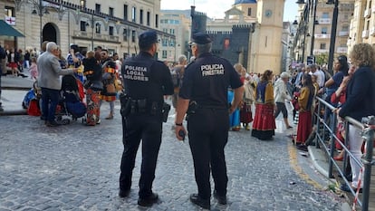 Policías locales de varias localidades en la fiesta de Moros y Cristianos de Alcoi, en 2019.