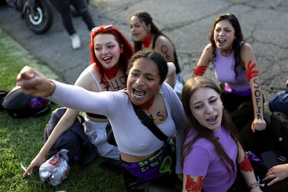 Un grupo de mujeres se prepara para asistir a la marcha en Bogotá. 