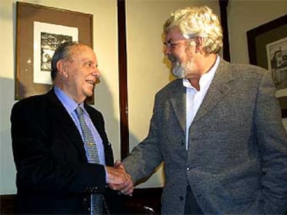 Manuel Fraga y Xosé Manuel Beiras se estrachan la mano durante la reunión que mantuvieron en enero.
