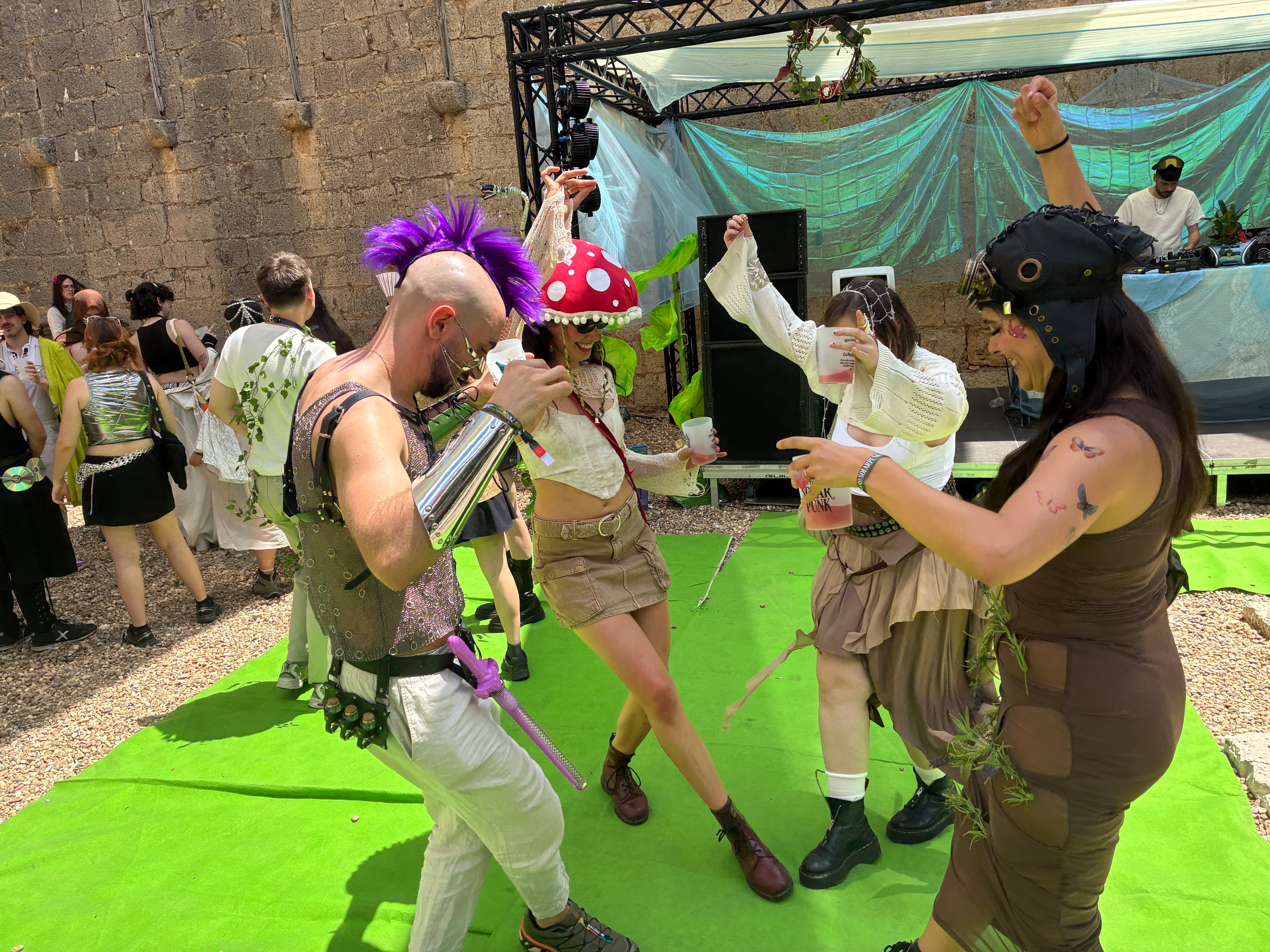 Algunos de los 400 jóvenes que se dieron cita el sábado 30 de junio de 2026 en el castillo medieval de Villalonso.