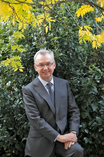 <strong>El prestigioso doctor barcelonés dirigirá el Memorial Sloan-Kettering Cancer Center de Nueva York, el mejor centro oncológico del mundo. </strong></p><p>Por<strong> Milagros Pérez Oliva</strong></p><p>Josep Baselga (Barcelona, 1959) se dispone a cerrar este año un círculo vital y profesional. En enero asumirá la dirección médica del hospital donde se formó como oncólogo, el Memorial Sloan-Kettering Cancer Center de Nueva York, el mejor centro oncológico del mundo. Lo que le ha llevado a la cúspide de la oncología es su carácter visionario y la convicción de que la investigación básica y la clínica deben trabajar juntas en beneficio del paciente. Este planteamiento es el que aplicó como coordinador del área de oncología del Vall d’Hebron cuando regresó a España en 1996 y ese ha sido su cometido como director de la división de oncología del hospital General de Massachusetts desde 2010. Siempre con una sonrisa en la cara, tan afable con los pacientes como exigente con sus colaboradores, Baselga lidera una revolución científica que debe conducir al tratamiento personalizado del cáncer. En el futuro, para el que trabaja, el análisis genético del tumor permitirá saber qué tratamiento es eficaz en cada paciente y si tiene riesgo de metástasis, de modo que podrán evitarse otros agresivos como la quimioterapia en los enfermos que no la necesiten.</p><hr /><p><strong>Milagros Pérez Oliva es periodista de El País.<strong></p>