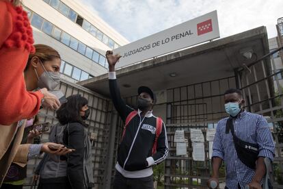 Juicio contra Malick Guaye y Fonsi Loaiza en un juzgado de Madrid por calumnias contra la policía municipal.