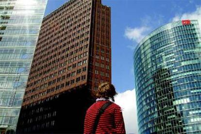 Tres rascacielos de Potsdamer Platz: de izquierda a derecha, los edificios proyectados por Renzo Piano, Hans Kollhoff y Helmut Jahn, este último parte del Sony Center.